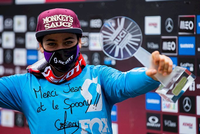 Marine Cabirou, championne de France de VTT de descente, dit merci à SPOONY GLOSS<sup>®</sup> I